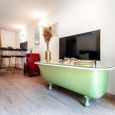 Vanity Flat - The House Of Travelers Apartman