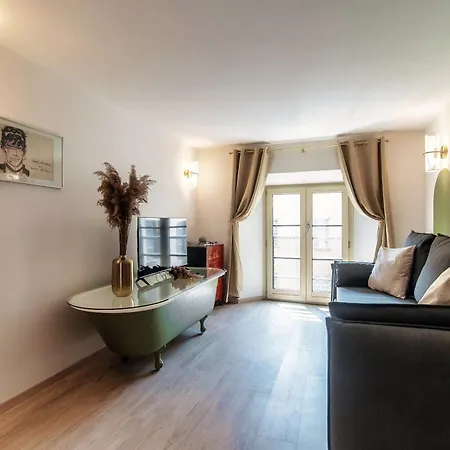 Vanity Flat - The House Of Travelers Apartman *