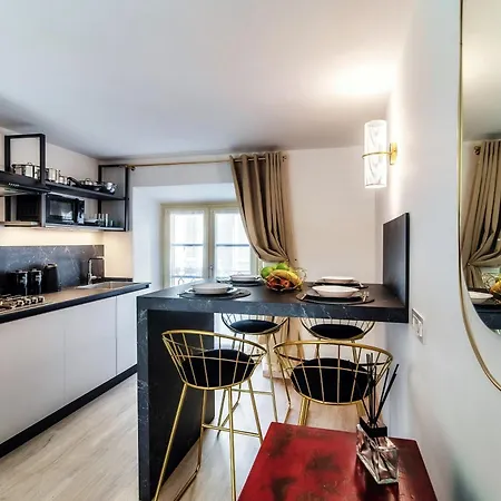 Vanity Flat - The House Of Travelers * Como