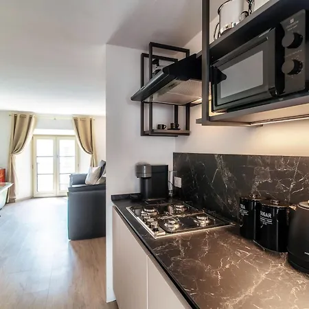 Vanity Flat - The House Of Travelers * Como