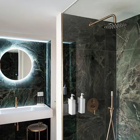 Vanity Flat - The House Of Travelers * Como